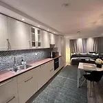 Spacious And Beautiful In With Free Parking Apartment