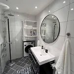 Spacious And Beautiful In With Free Parking Apartment *