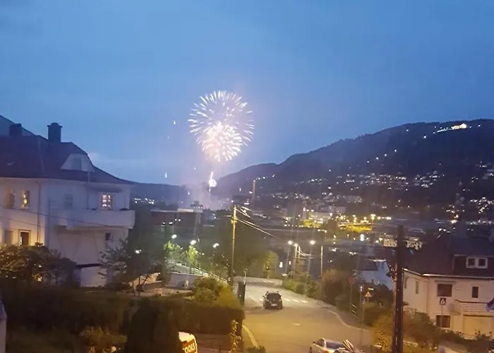 아파트 Spacious And Beautiful In With Free Parking 베르겐