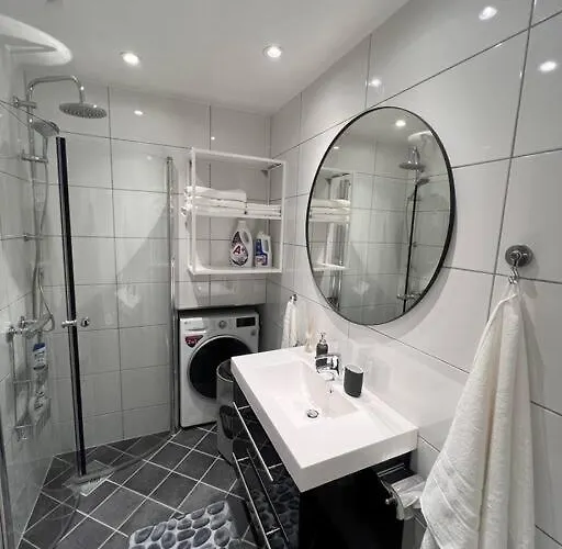 Spacious And Beautiful In With Free Parking 아파트 *