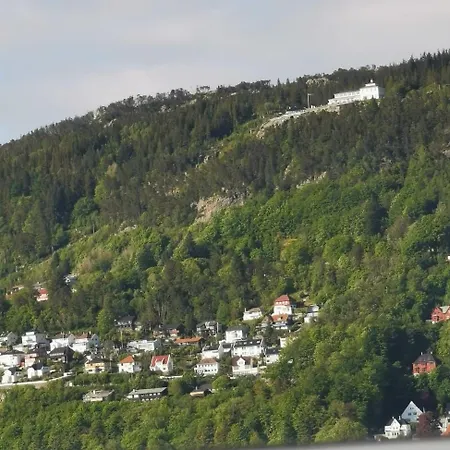 Spacious And Beautiful In With Free Parking *