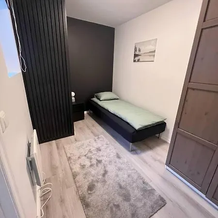 Spacious And Beautiful In With Free Parking Apartment *