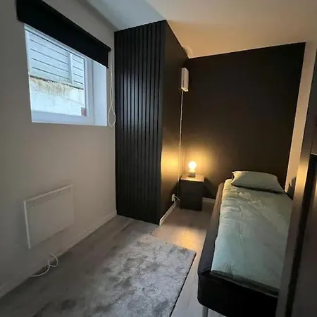 Leilighet Spacious And Beautiful In With Free Parking *