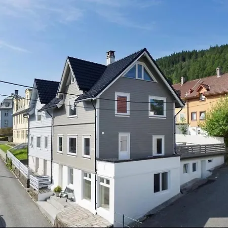 Spacious And Beautiful In With Free Parking Apartment *